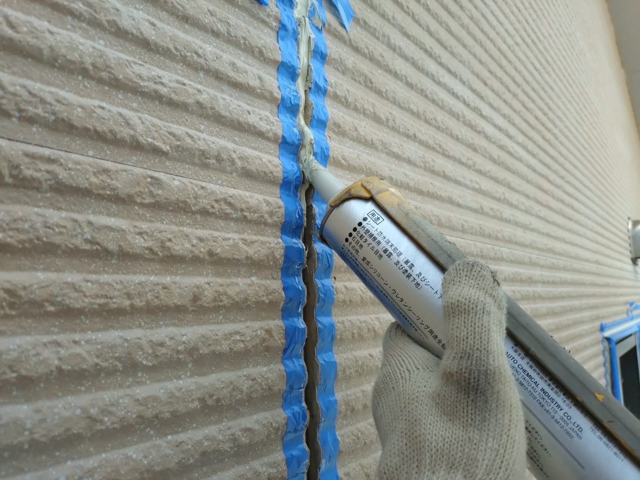 岡崎市にて外壁塗装工事のスタートです。コーキング工事をおこないます。